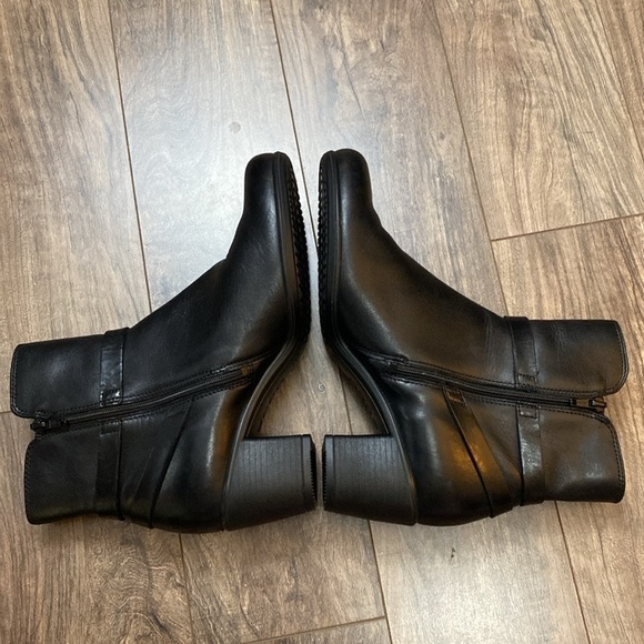 EUC Ecco Black Leather Block Heel Buckle Detail Ankle Boot Size 40 - Picture 5 of 8